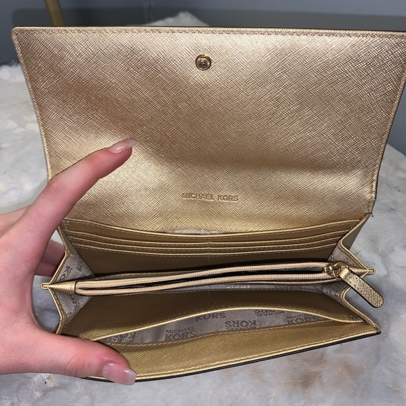 Gold Michael Kors wallet - Picture 2 of 2
